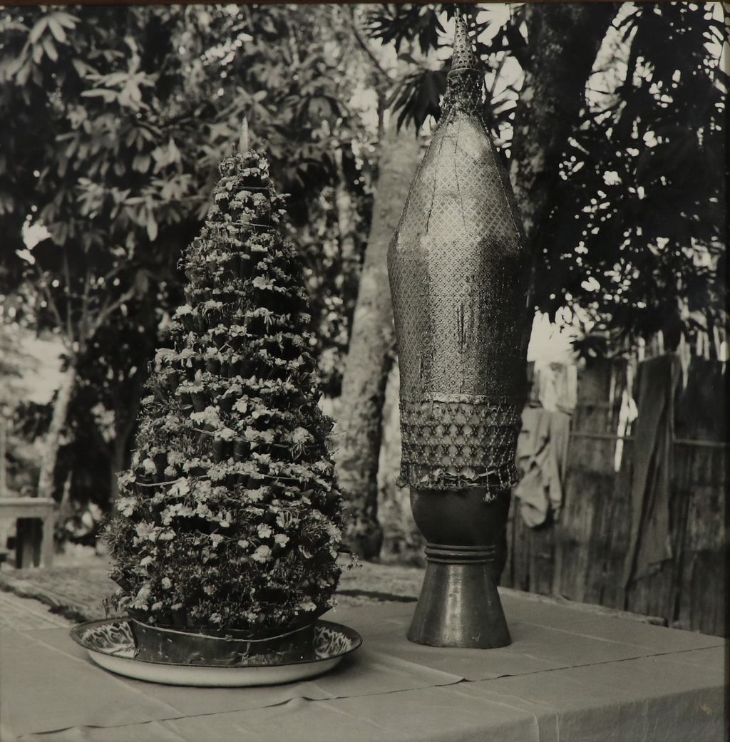 ຮູບພາບຂາວດໍາ ຂັນດອກໄມ້ຫນຶ່ງຄູ່