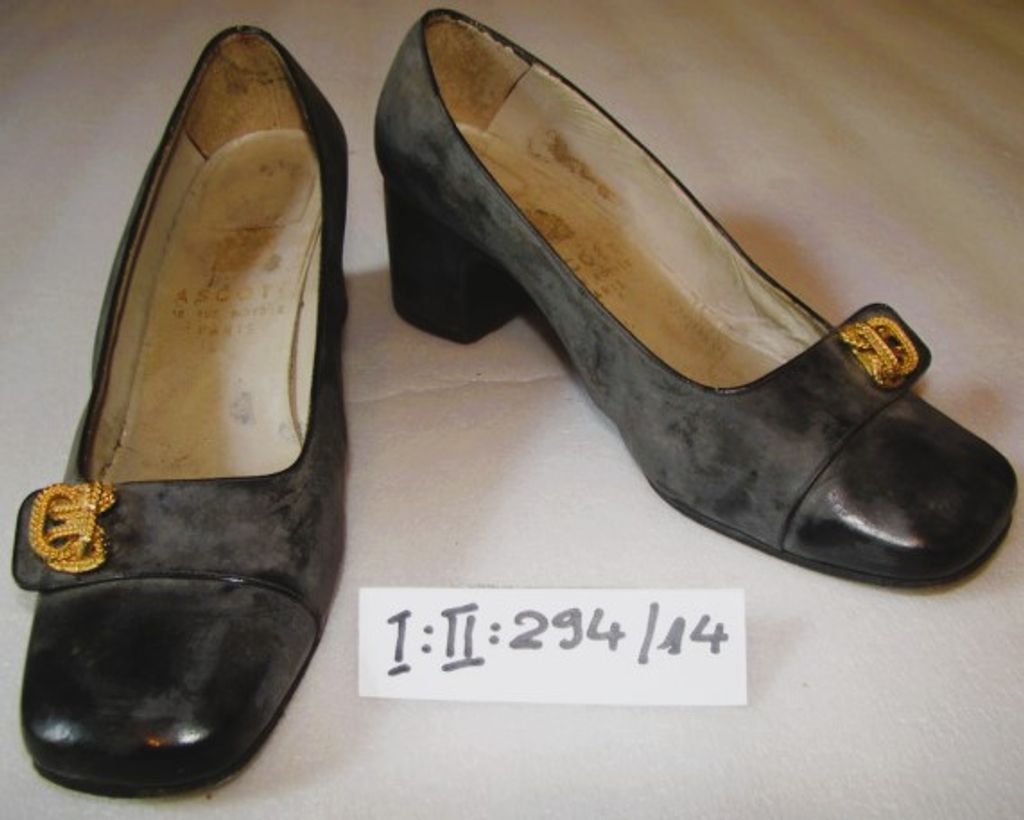 ເກີບຢ່ອງສົ້ນຕຶບ ຫນັງສີດໍາ