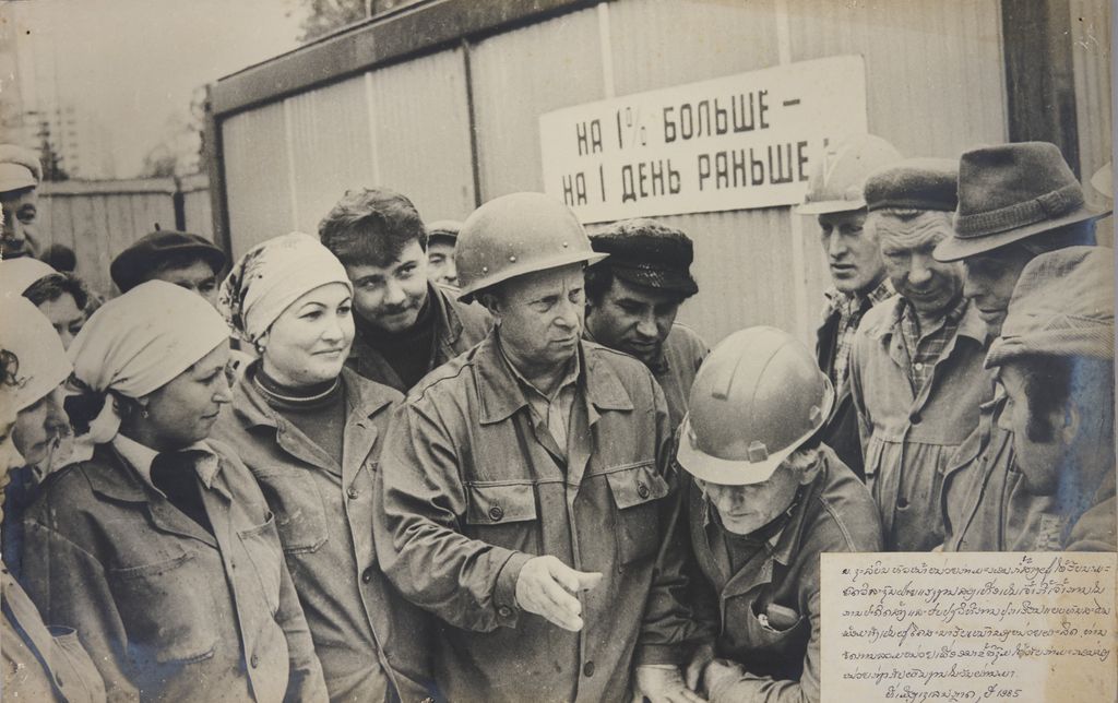 ນາຍສະລໍບິນຫົວໜ້າໜ່ວຍກຳມະກ່ອນກໍ່ສ້າງຜູ້ໄດ້ຮັບນາມມະຍົດວິລະຊົນຝ່າຍແຮງງານ