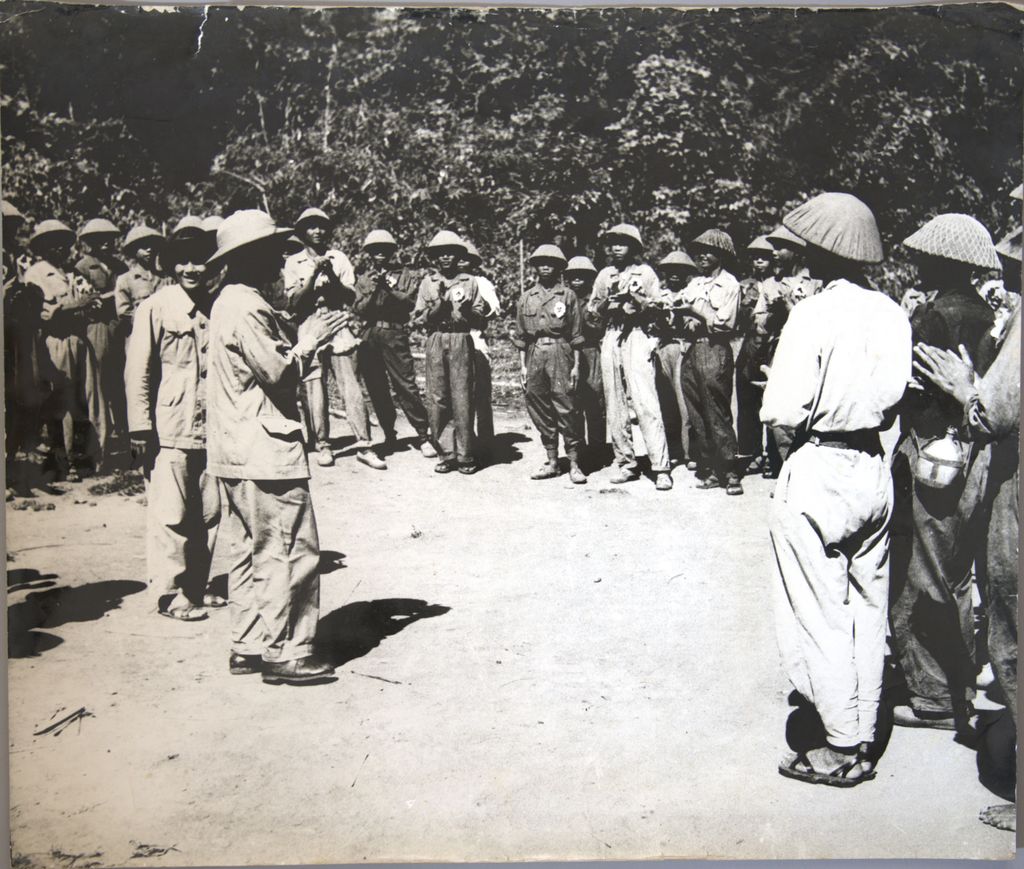 ສະ​ຫາຍ​ ໄກສອນ ພົມ​ວິ​ຫານ  ແລະ ສະ​ຫາຍ ສຸ​ພາ​ນຸ​ວົງ ລົງ​ຢ້ຽມ​ຢາມ​ທະ​ຫານ​ປະ​ເທດ​ລາວ​ພາຍ​ຫລັງ​ໄດ້​ຮັບ​ໄຊ​ຊະ​ນະ ປີ 1954