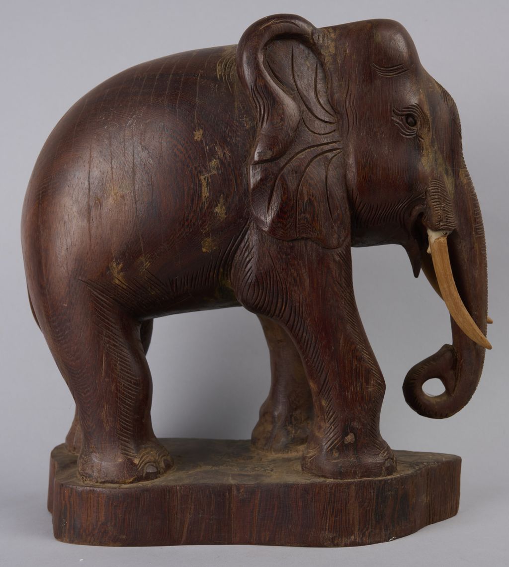 ຊ້າງແກະສະລັກດ້ວຍໄມ້