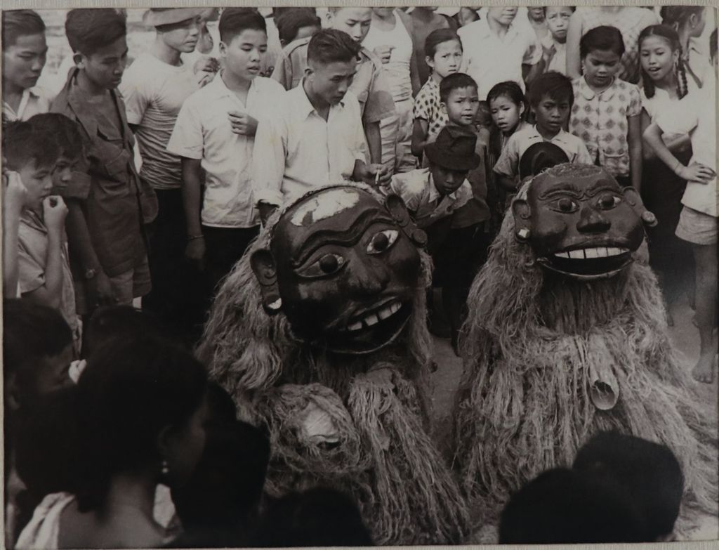 ຮູບ​ພ​າບຂາວດຳ  ຂະບວນແຮ່ປູ່ເຍີ-ຍ່າເຍີ