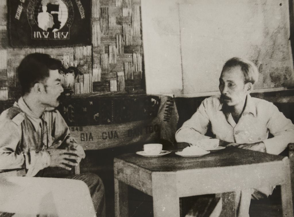 ທ່ານ ສຸ​ພາ​ນຸ​ວົງ ແລະ ທ່ານ​ໂຮ​ຈິ​ມິນ ໂອ້​ລົມ​ປຶກ​ສາ​ຫາ​ລື​ກັນ