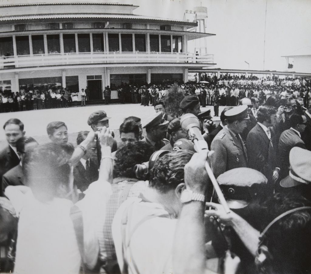 ນັກຂ່າວສຳພາດນາຍທະຫານ