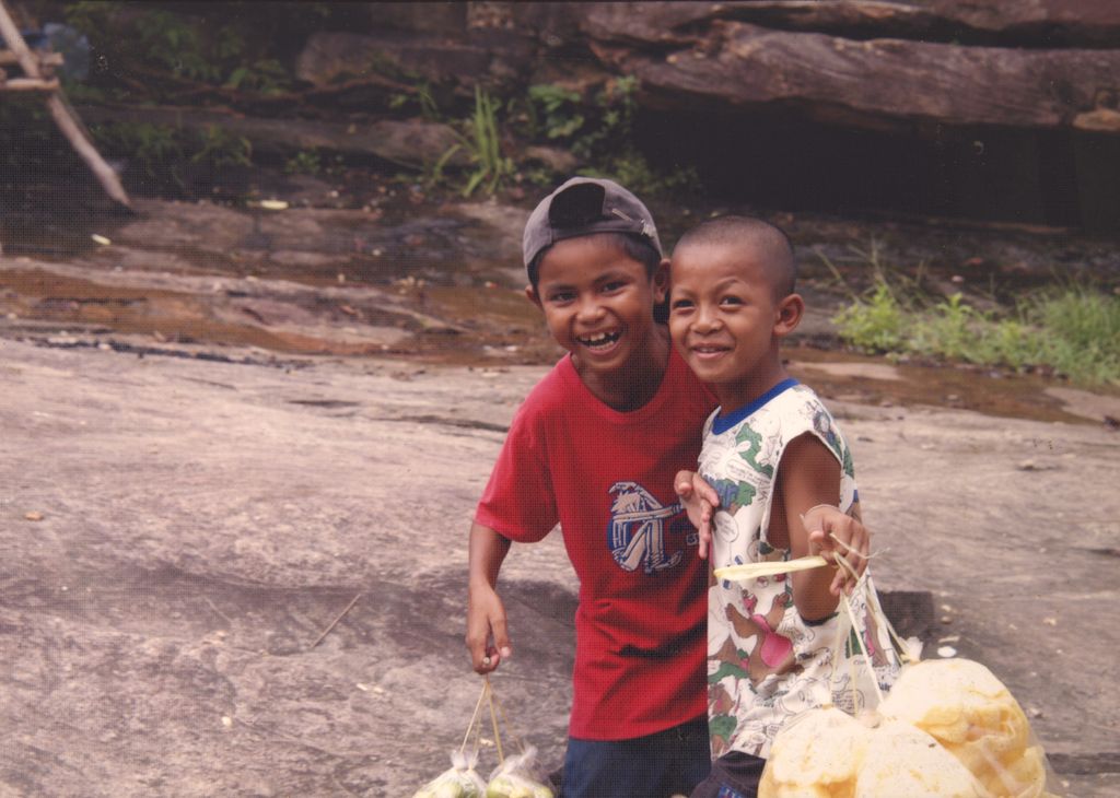 ເດັກນ້ອຍກຳລັງຂາຍເຂົ້າໜົມ ແຂວງຫຼວງພະບາງ