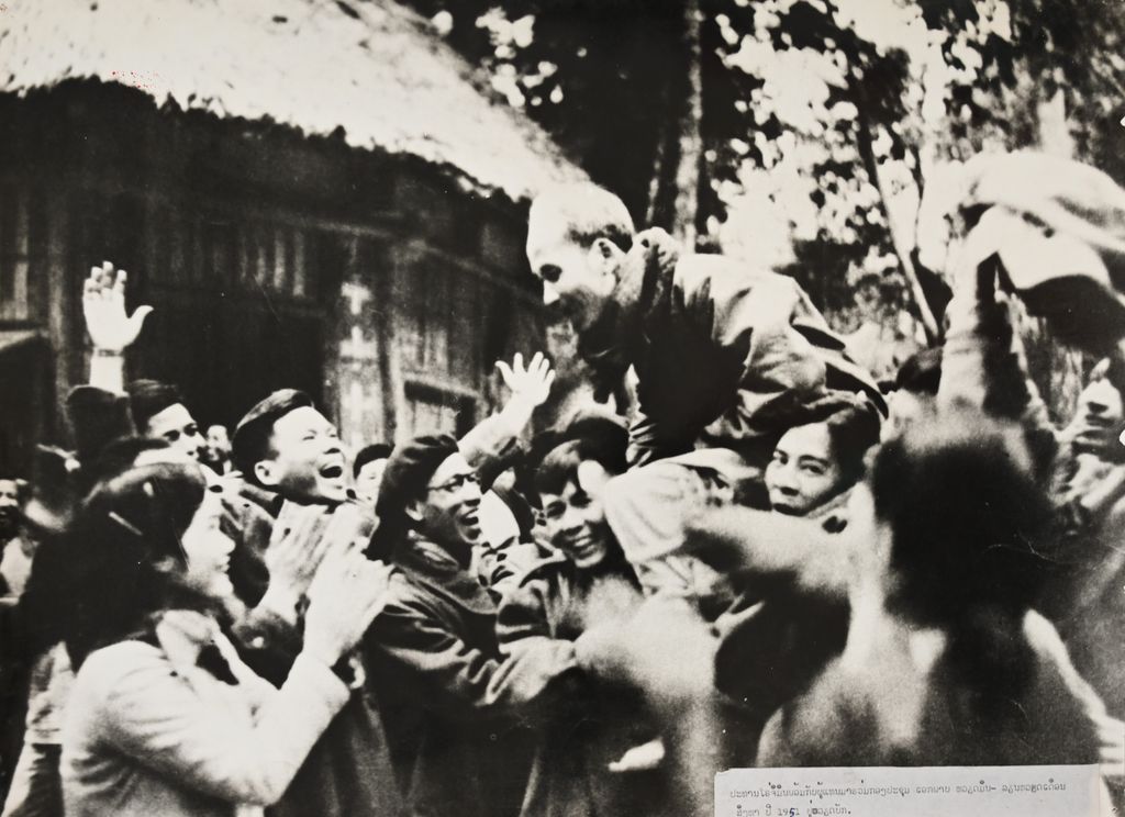 ປະທານ ໂຮຈິມິນ ພ້ອມກັບຜູ້ແທນມາຮ່ວມກອງປະຊຸມເອກະພາບຫວຽດມິນ-ລຽນຫວຽດ