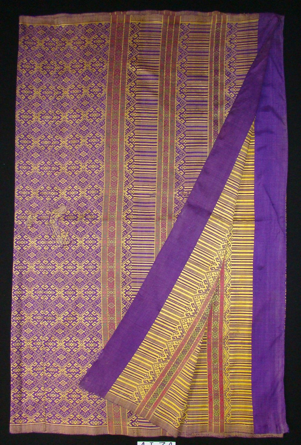 ຜ້າປູໂຕະ ເຮັດດ້ວຍຜ້າໄຫມມ້ອນ ສີອິດ ຕໍ່າຈົກດອກ