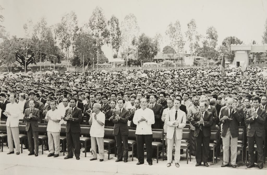 ໂຮມ​ຊຸມ​ນຸມ​ຊົມ​ເຊີຍ​ຄະ​ນະ​ປະ​ຕິ​ວັດ