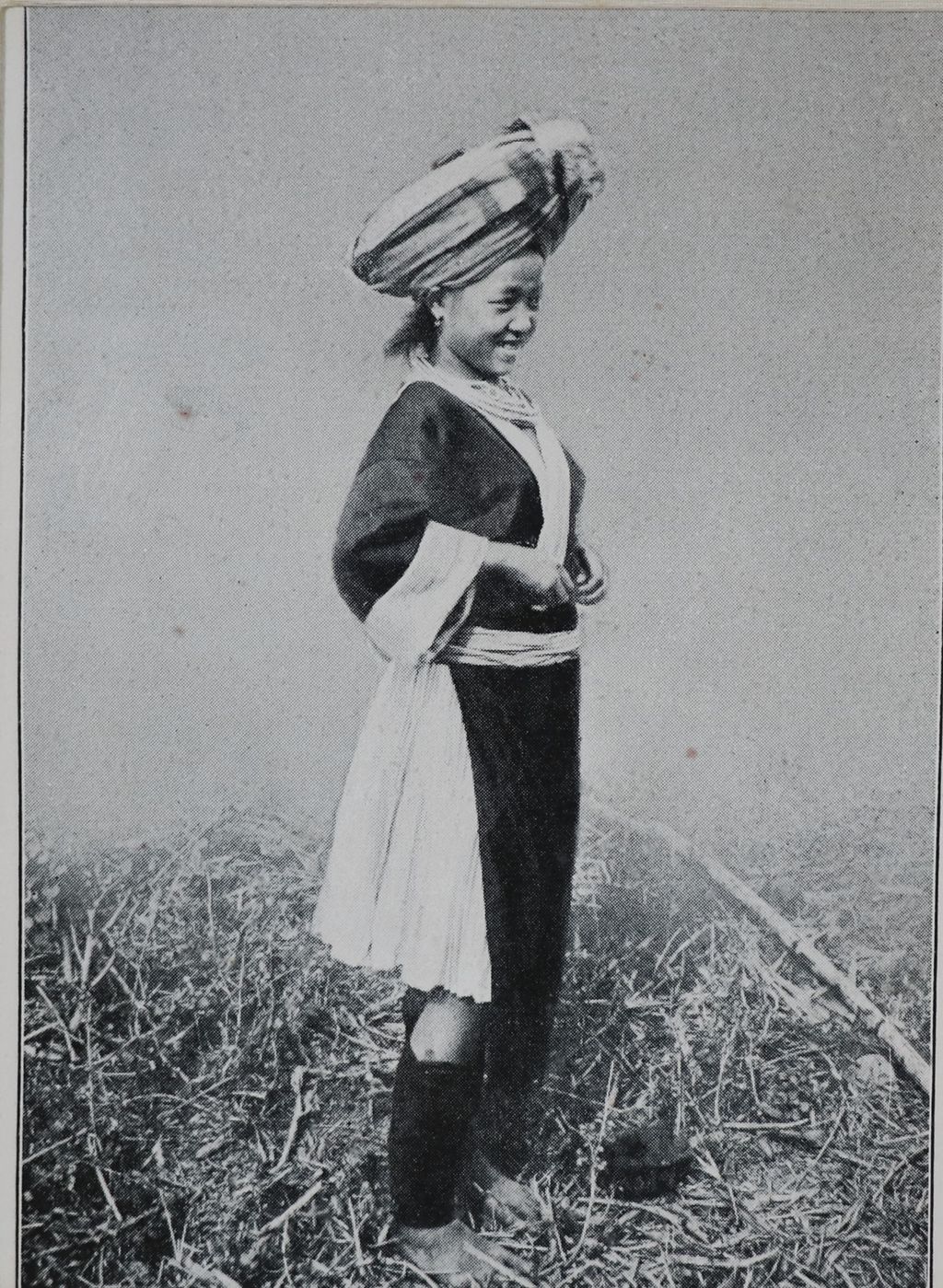 ຮູບພາບຂາວດໍາ ສາວເຜົ່າອາຄາ