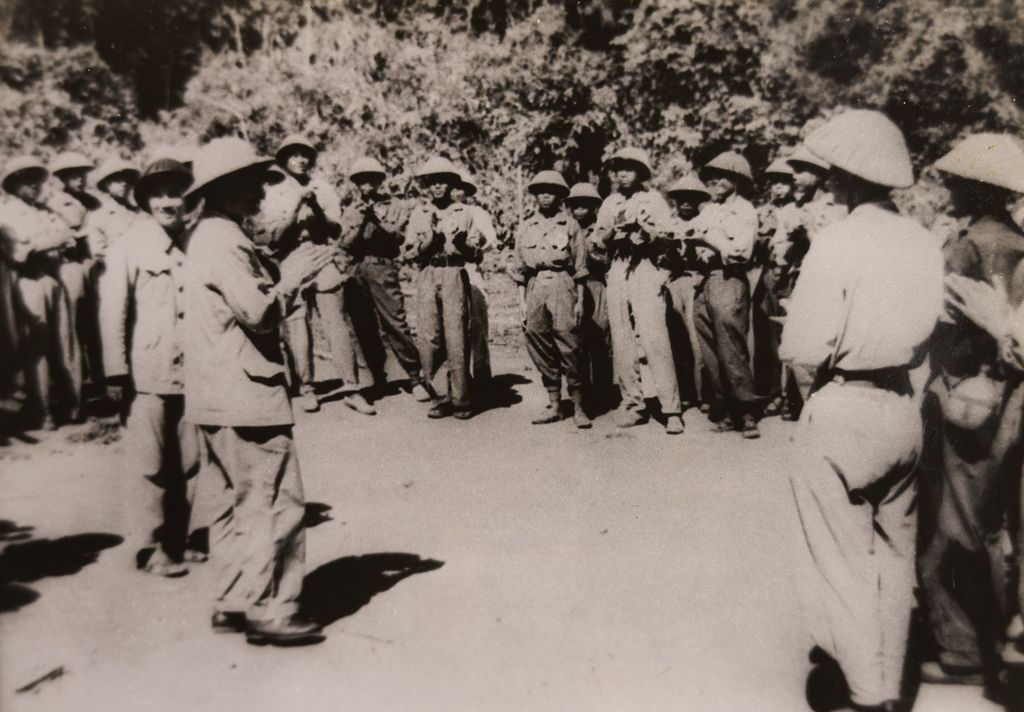 ອ້າຍ​ນ້ອງ​ທະ​ຫານ​ຮ້ອງ​ເພງ​ມ່ວນ​ຊື່ນ