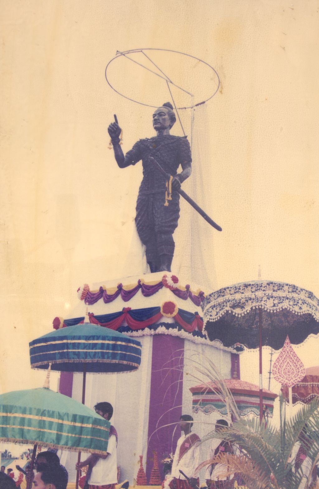 ພິ​ທີ​ແຮ່​​ຮູບ​ປັ້ນ​ເຈົ້າ​ຟ້າ​ງຸ່ມ ມະ​ຫາ​ລາດ