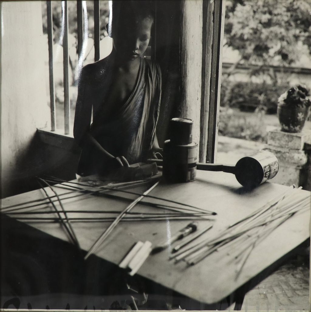 ຮູບພາບຂາວດໍາ ອ້າຍຈົວກໍາລັງເຮັດໂຄມດາວ