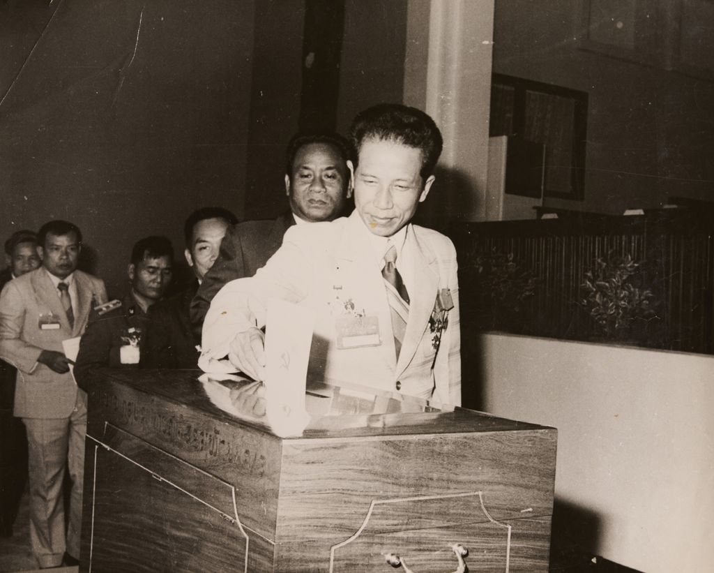 ສະ​ຫາຍ ທອງ​ໄຫຼ ກົມ​ມະ​ສິດ ຜູ້​ແທນ​ຊາວ​ໜູ່ມ​ປ່ອນ​ບັດ​ເລືອກ​ເອົາ​ຄະ​ນະ​ບໍ​ລິ​ຫານ​ງານ​ຊຸດ​ໃໝ່