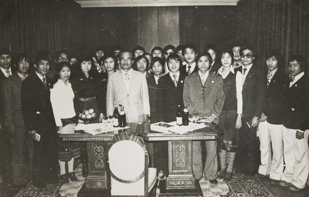 ທ່ານ ສຸ​ພາ​ນຸ​ວົງ ຖ່າຍ​ຮູບ​ພາບ​ຮ່ວມ​ກັບ​ນັກ​ສຶກ​ສາ​ທີ່​ມັງ​ໂກນ