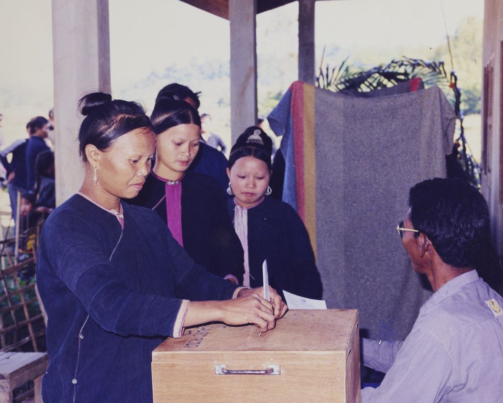 ປະ​ຊາ​ຊົນ​ທຳ​ການ​ປ່ອນ​ບັດ​ເລືອກ​ຕັ້ງ