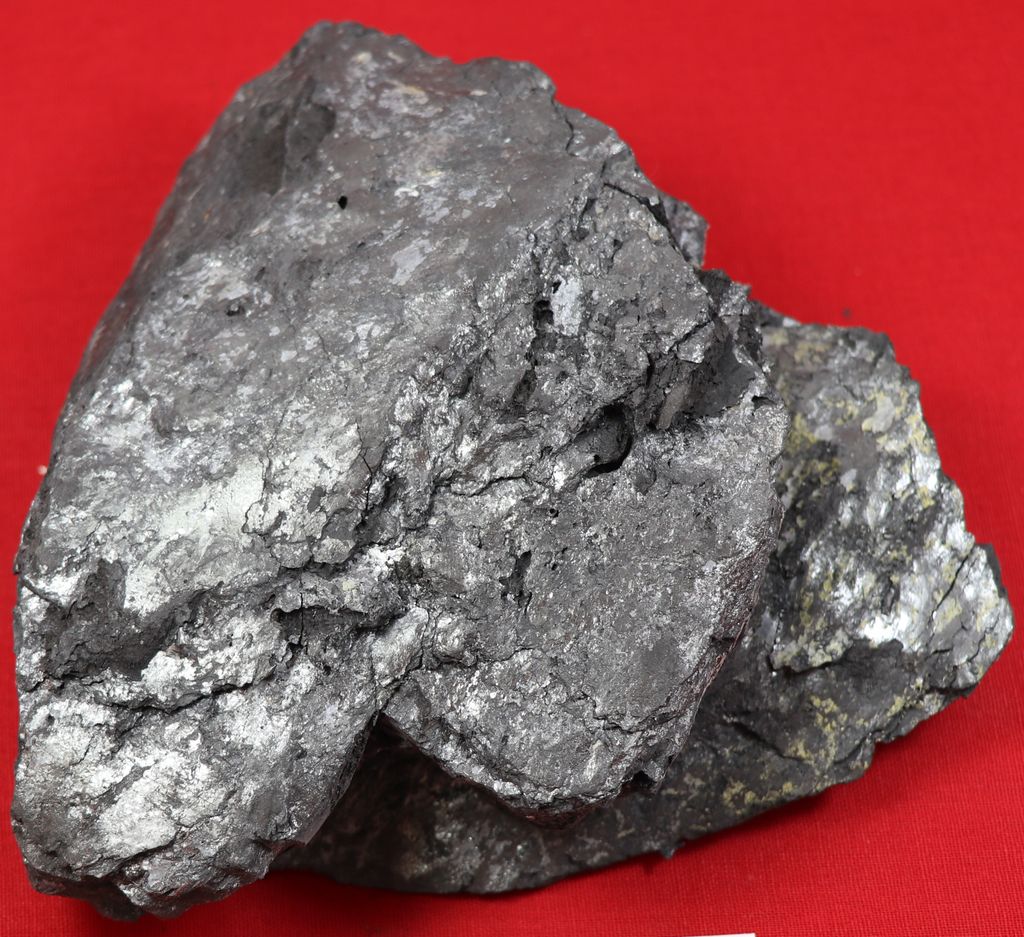 ຫີນດຳ (ຢູ່ໃນກັບສີແດງ)