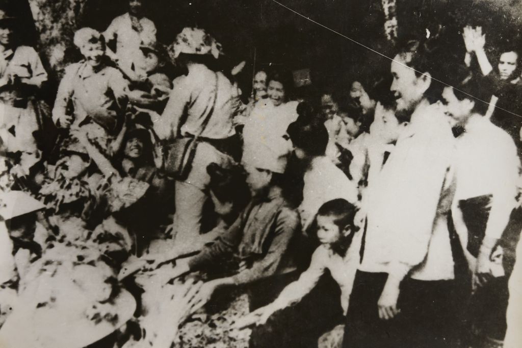 ປະ​ຊາ​ຊົນ​ລາວ ນຳ​ຜ້າ​ສະ​ບຽງ​ຕ້ອນ​ຮັບ​ກອງ​ທະ​ຫານ​ຫວຽດ​ນາມ ພາຍ​ຫຼັງ​ທີ່​ໄດ້​ຮັບ​ໄຊ​ຊະ​ນະ