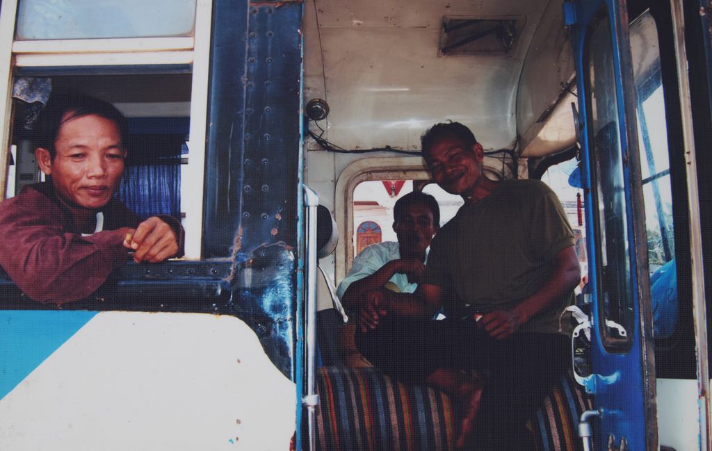 ຄົນ​ຢູ່​ລົດ​ເມ​ກຳ​ລັງ​ຖ້າ​ໄປ​ຫຼັກ52ນະ​ຄອນ​ຫຼວງວຽງ​ຈັນ