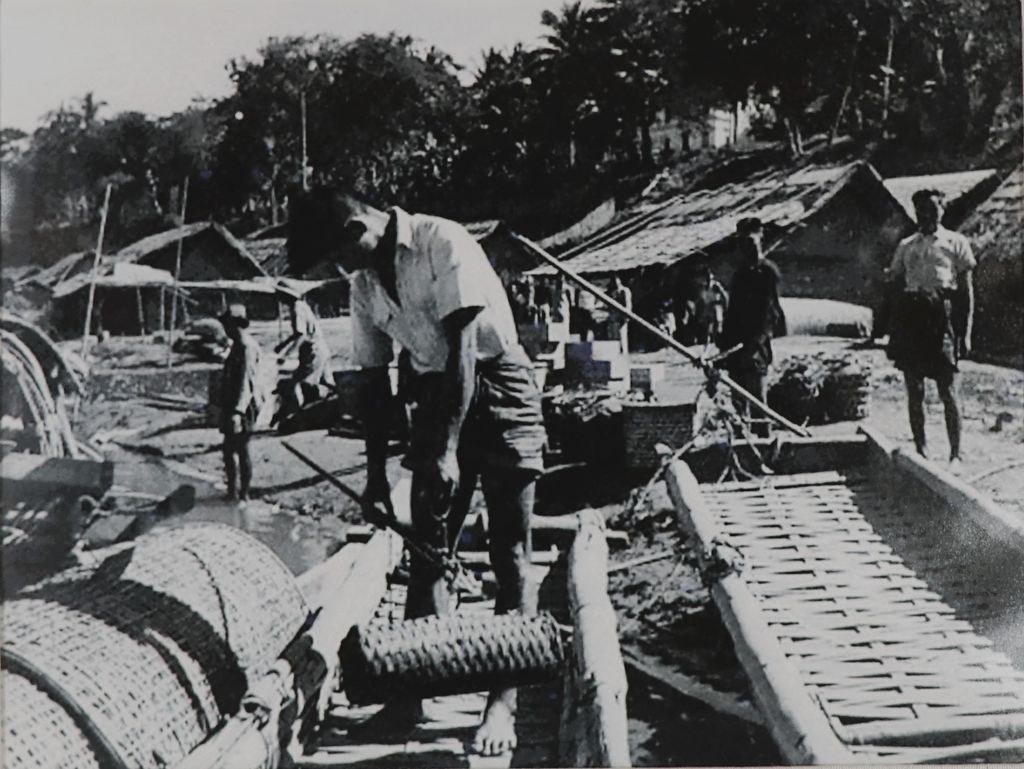 ຮູບ​ພ​າບຂາວດຳ ປະຊາຊົນກຳລັງສັ່ງສິນຄ້າ ປີ 1951