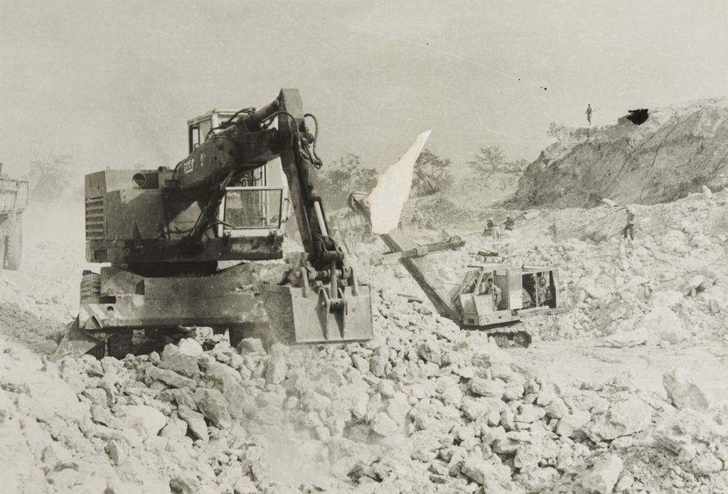 ລົດ​ຈົກ​ຂຸດ​ຄົ້ນ​ແຮ່​ກົ່ວ