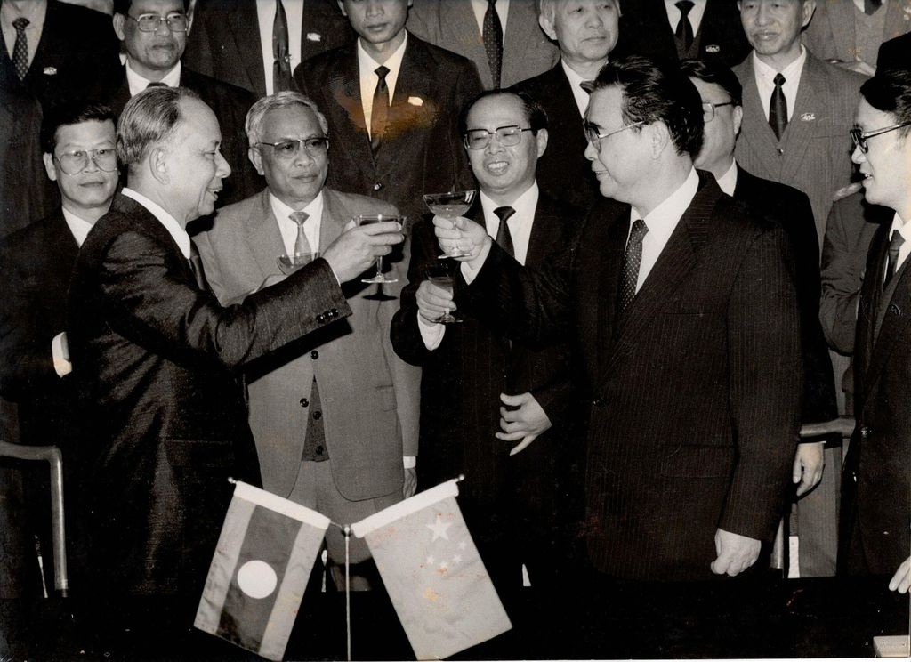 ທ່ານ ຫຼິງເຜິງ ແລະ ທ່ານ ຄຳໄຕ ລົງນາມໃນສົນທິສັນຍາຊາຍແດນລາວຈີນ