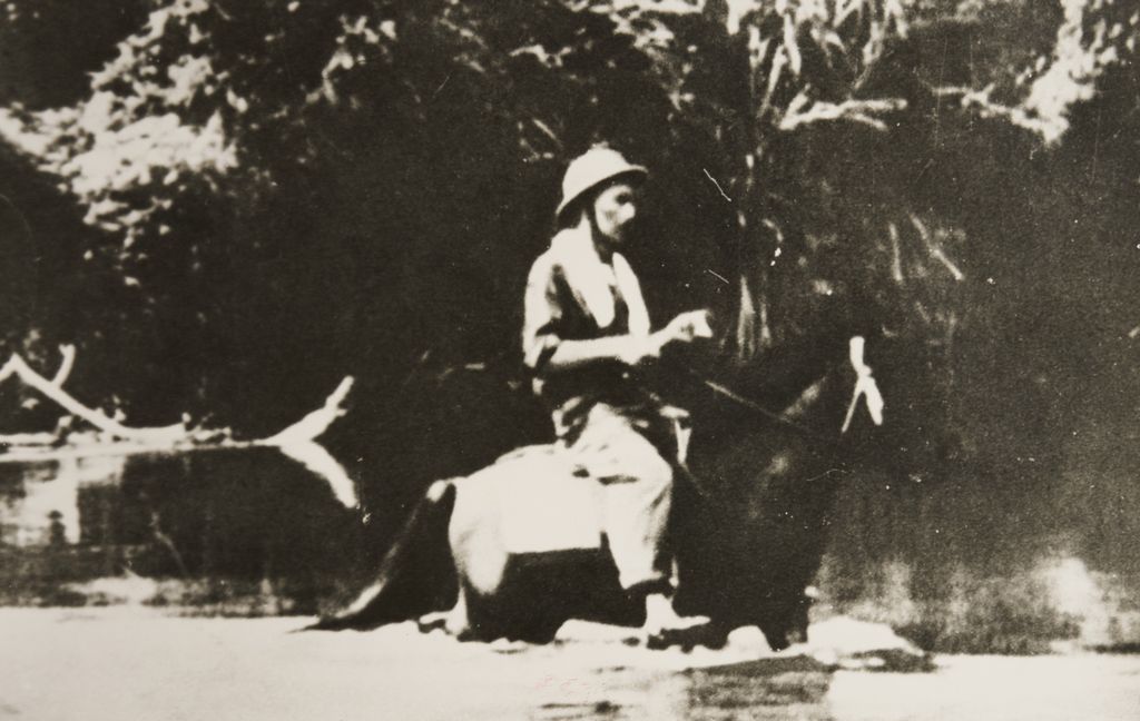 ລຸງ​ໂລ​ຈິ​ມິນ ຂີ່​ມ້າ​ຂ້າມ​ນ້ຳ