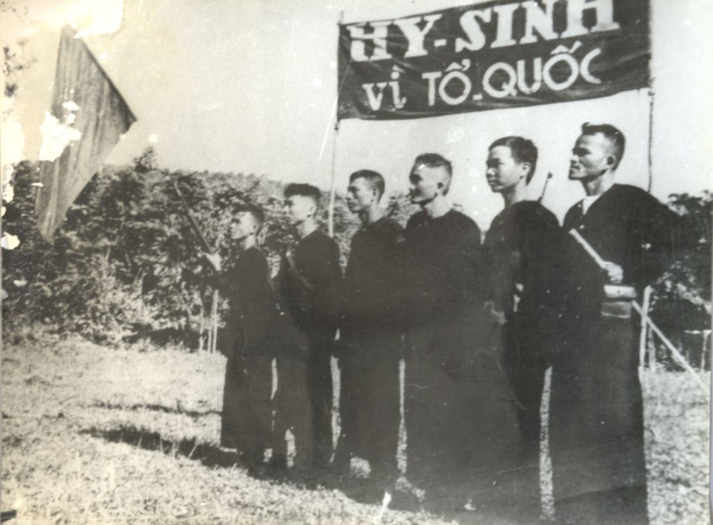 ທະ​ຫານ​ຫວຽດ​ນາມ 6 ຄົນ​ຖ່າຍ​ຮູບ​ລວມ​ກັນ