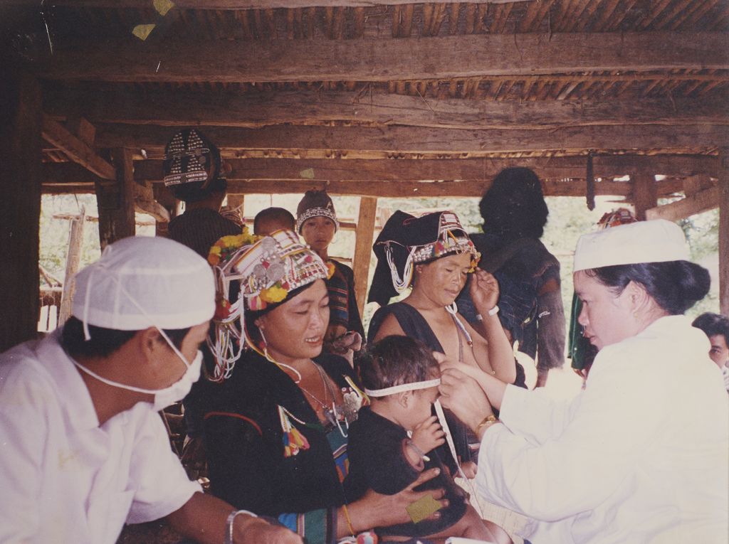 ທ່ານໝໍລົງກວດສູຂະພາບເດັກໃນຊຸມຊົນ