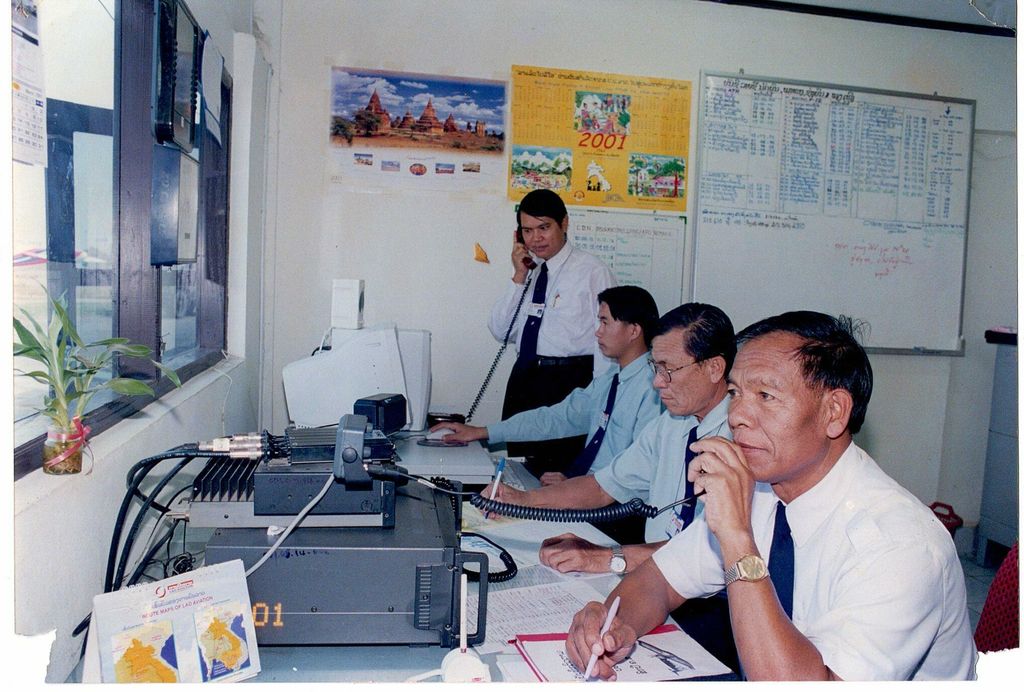 ພະ​ນັກ​ງານ​ສື່​ສານ​ທາງ​ອາ​ກາດ