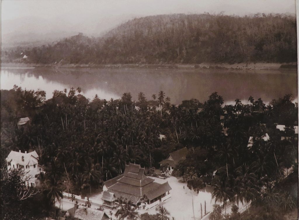 ຮູບພາບຂາວດໍາ ສະນີຍະພາບວັດໃຫມ່ສຸວັນນະພູມມາຣາມ ປີ 1940