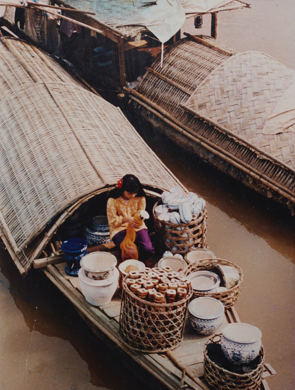 ມອບ​ສິນ​ຄ້າ​ໃນ​ໂອ​ກາດ​ບຸນ​ເຕັດ (ເຄື່ອງ​ເຄ​ື້ອມ)