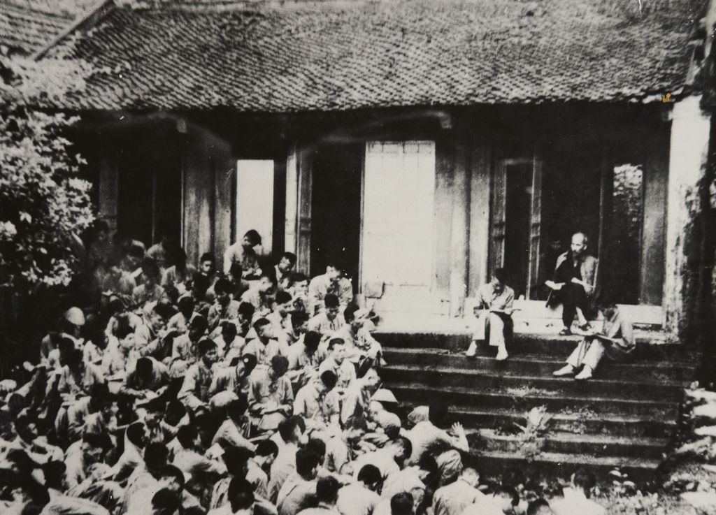 ບົນ​ເສັ້ນ​ທາງ​ແຕ່​ເຂດ​ທີ່​ໜັ້ນ ຫວຽດ​ບັກ ໄປ​ຫາ ຮ່າ​ໂນ້ຍ ປະ​ທານ ໂຮ​ຈິ​ມິນ