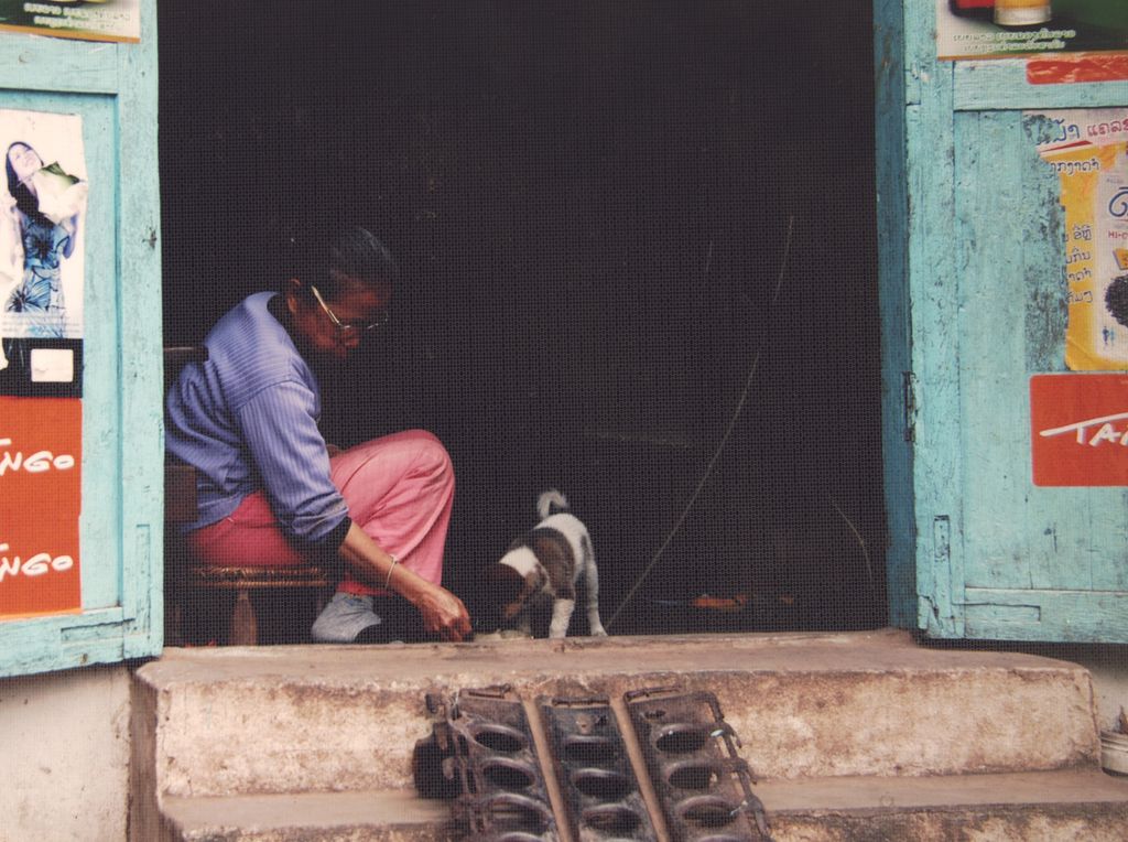 ແມ່ເຖົ້າກັບໝານ້ອຍ ແຂວງຫຼວງພະບາງ
