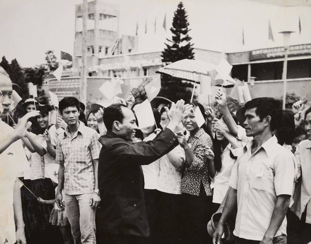 ປະ​ຊາ​ຊົນ​ຕ້ອນ​ຮັບ ທ່ານ ເຮັງ​ຊຳ​ສິນ