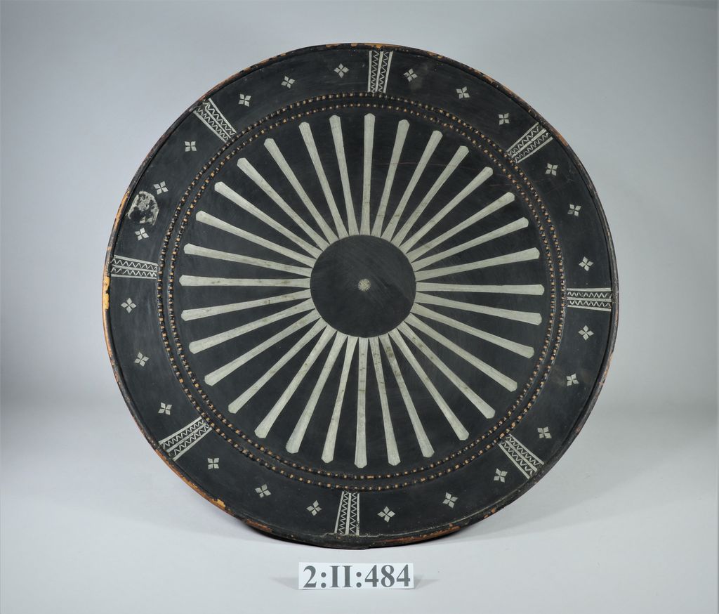 ໂລ່ກັນບັງອາວຸດຈາກສັດຕູ, ເຮັດດ້ວຍໄມ້ ທາສີດໍາ-ສີຂາວ.