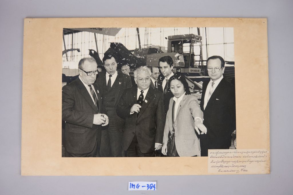 ຄະນະຜູ້ແທນຂອງຄະນະບໍລິຫານງານສູນກາງພັກປະຊາຊົນປະຕິວັດລາວທີມີສະຫາຍ ໄກສອນ ພົມວິຫານ ເປັນຫົວໜ້າເຂົ້່າຮ່ວມຊົມການວາງສະແດງຜົນສຳເລັດທາງດ້ານເສດຖະກິດຊອງ ສ ສ ສ ຊ ທີ່ນະຄອນມົດສະກູ ປີ 1986