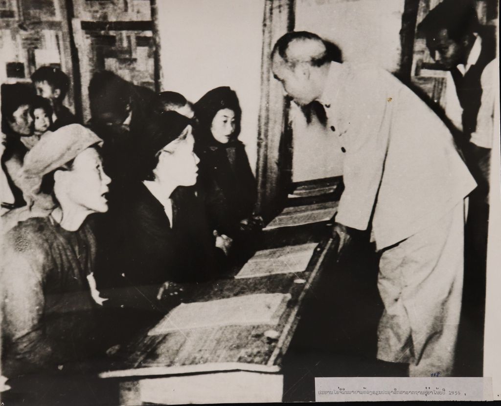 ທ່ານ ໂຮ​ຈິ​ມິນ ຢ້ຽມ​ຢາມ​ຫ້ອງ​ຮຽນ​ປະ​ຊາ​ສຶກ​ສາ​ຮາກ​ຖານ​ທີ່​ຮາ​ໂນ້ຍ 1956