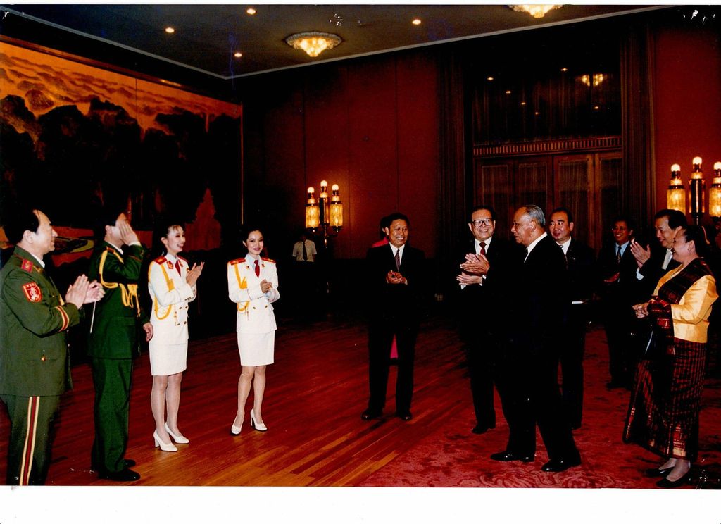 ຄະນະນຳຈີນມາຢ້ຽມຢາມລາວ14.7.2000