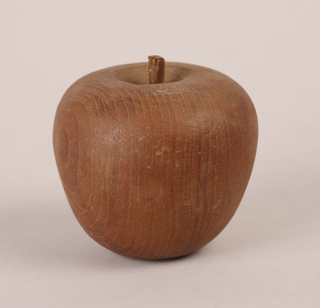 ໝາກແອບເປີ້ນແກະສະລັກດ້ວຍໄມ້