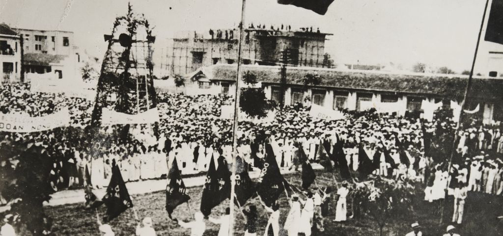 ລວມ​ມິດ​ຕິງ​ຂອງ​ປະ​ຊາ​ຊົນ ຮ່າ​ໂນ້ຍ ວັນ​ທີ 1 ພຶດ​ສະ​ພາ ປີ 1937