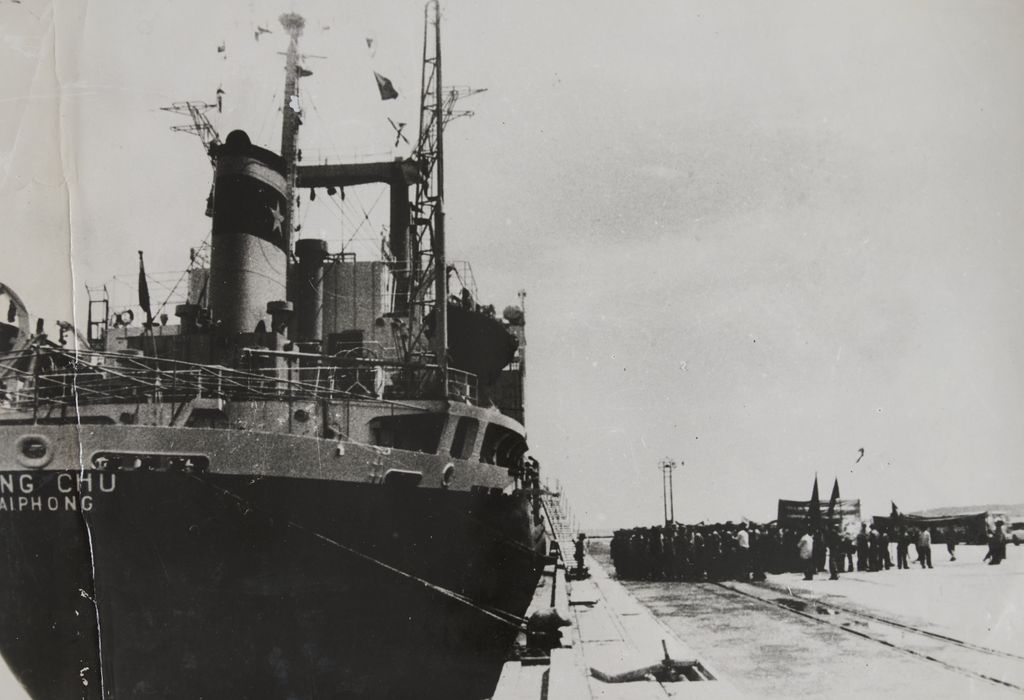 ທ່າ​ເຮືອ ​ຫວຽດ​ນາມ