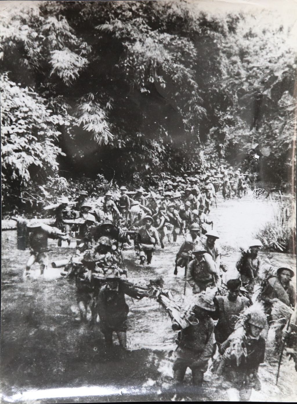 ທະ​ຫານ​ກຳ​ລັງ​ເຄື່ອນ​ທັບ​ຂ້າມ​ແມ່​ນ້ຳ