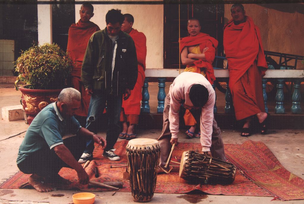 ພ​ຣະ​ສົງ ແລະ​ພໍ່​ອອກ​ກຳ​ລັງ​ກວດ​ເຊັກ​ສະ​ພາບກອງ