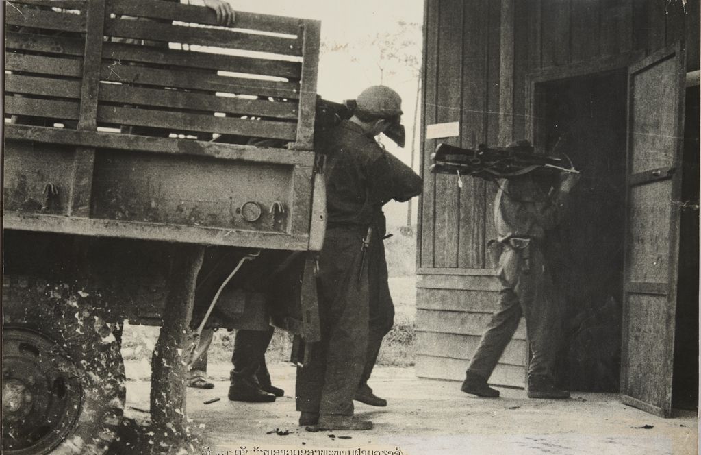 ປົດ ແລະ ເກັບມ້ຽນອາວຸດຂອງທະຫານຝ່າຍວຽງຈັນ