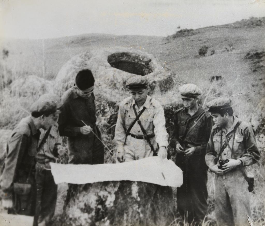 ນາຍທະຫານວາງແຜນສູ້ຮົບທີ່ທົ່ງໄຫຫີນ