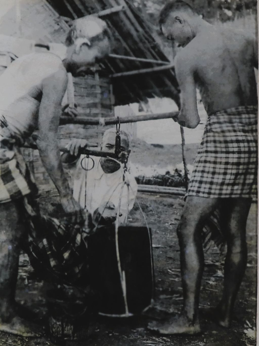 ຮູບພາບຂາວດໍາ ປະຊາຊົນກໍາລັງສັ່ງສິນຄ້າ ປີ 1949