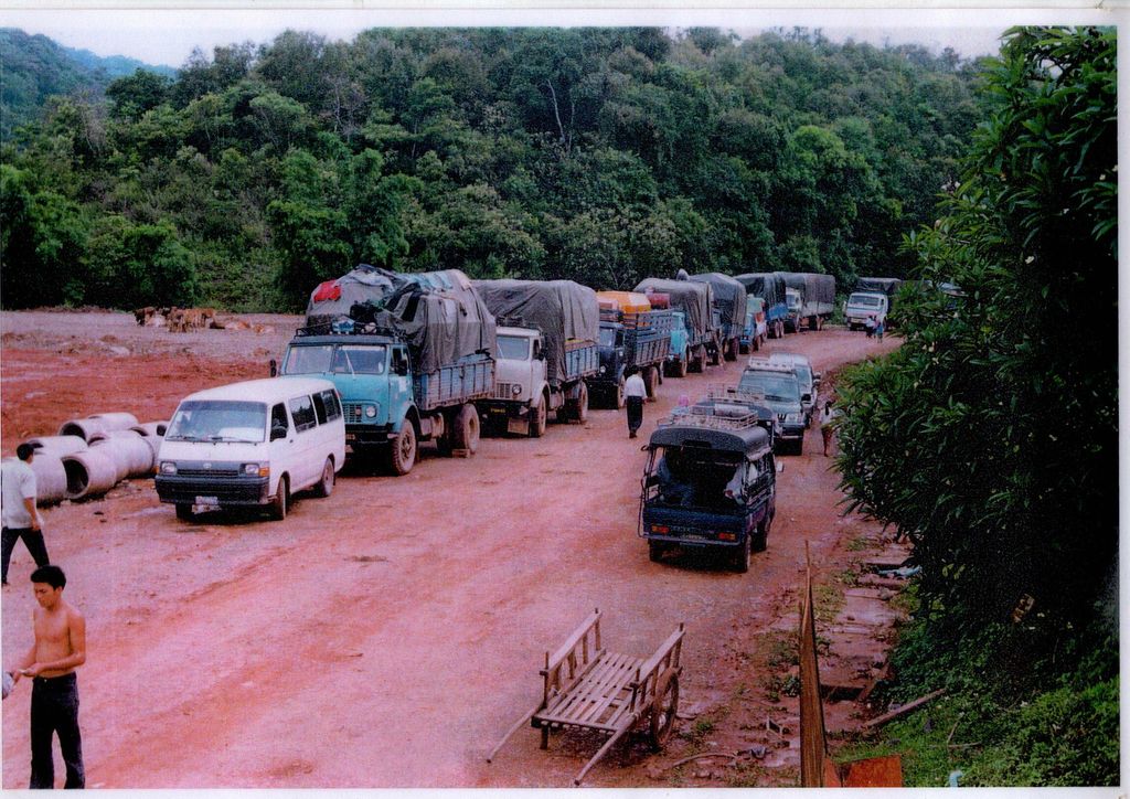 ລົດ​ຂົນ​ສົ່ງ​ກຳ​ລັງ​ຈອດ​ຢູ່​ຕາມ​ຂ້າງ​ທາງ