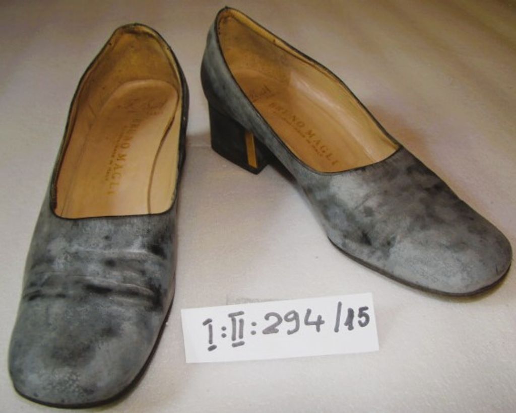 ເກີບຢ່ອງສົ້ນຕຶບ ຫນັງສີດໍາ