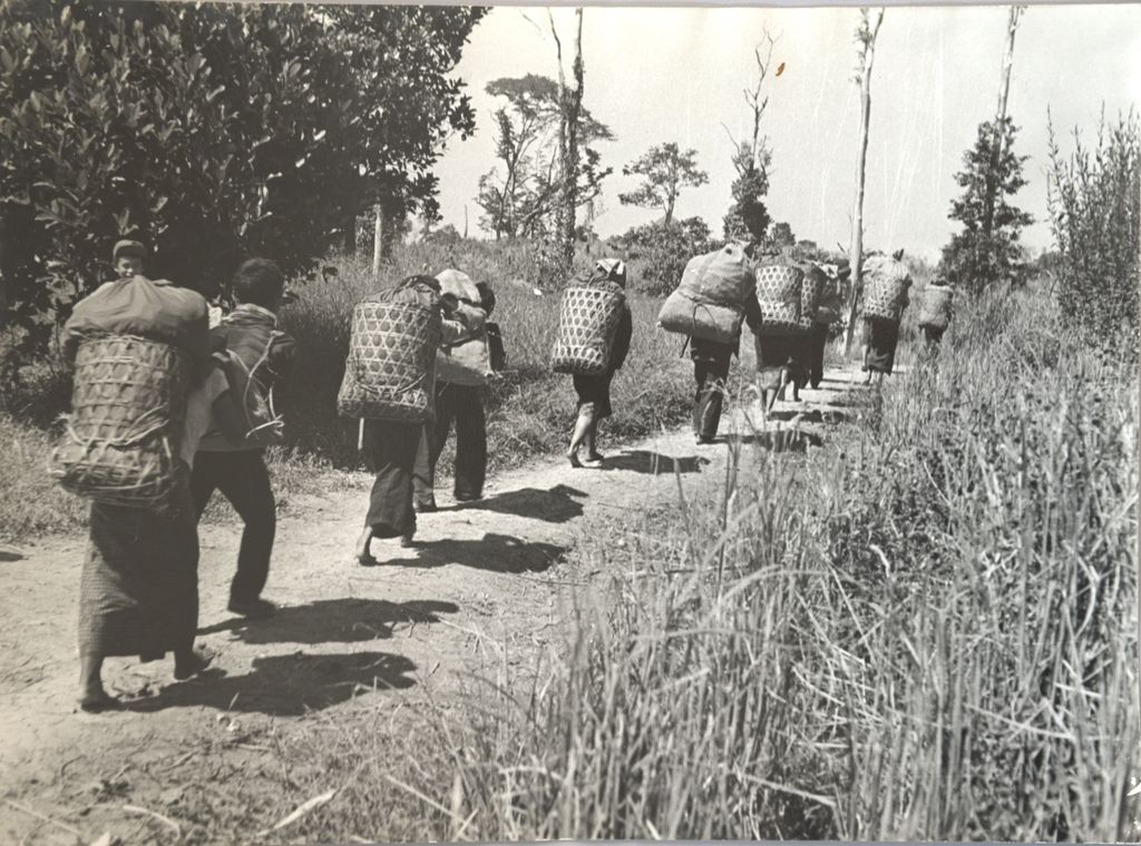 ປະ​ຊາ​ຊົນ​ລຳ​ລຽງ​ອາ​ຫານ​ສູ່​ແນວ​ໜ້າ