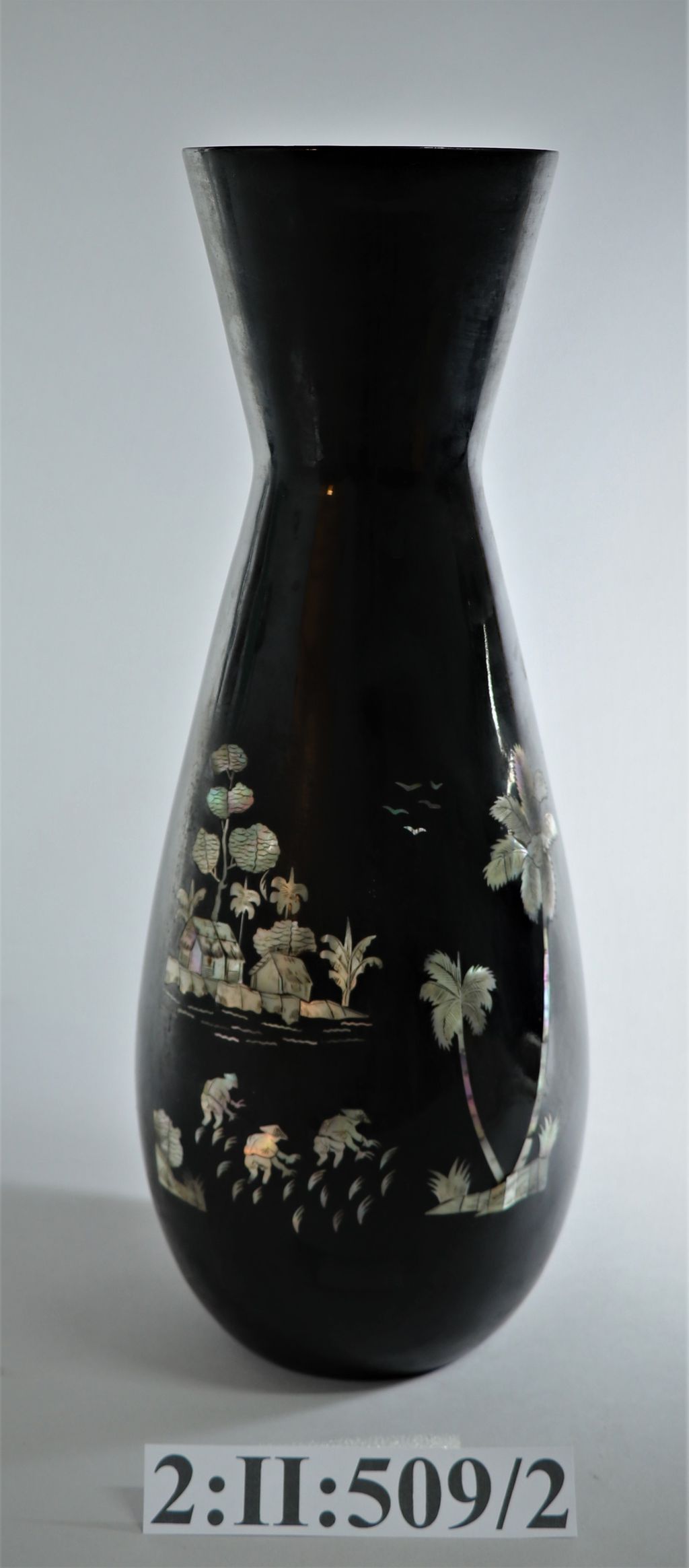 ໂຖໃສ່ດອກໄມ້ ( ຕິດເປືອກຫອຍ ເປັນຮູບເຮືອນ, ຕົ້ນພ້າວ, ຄົນ ) ສີດໍາ.